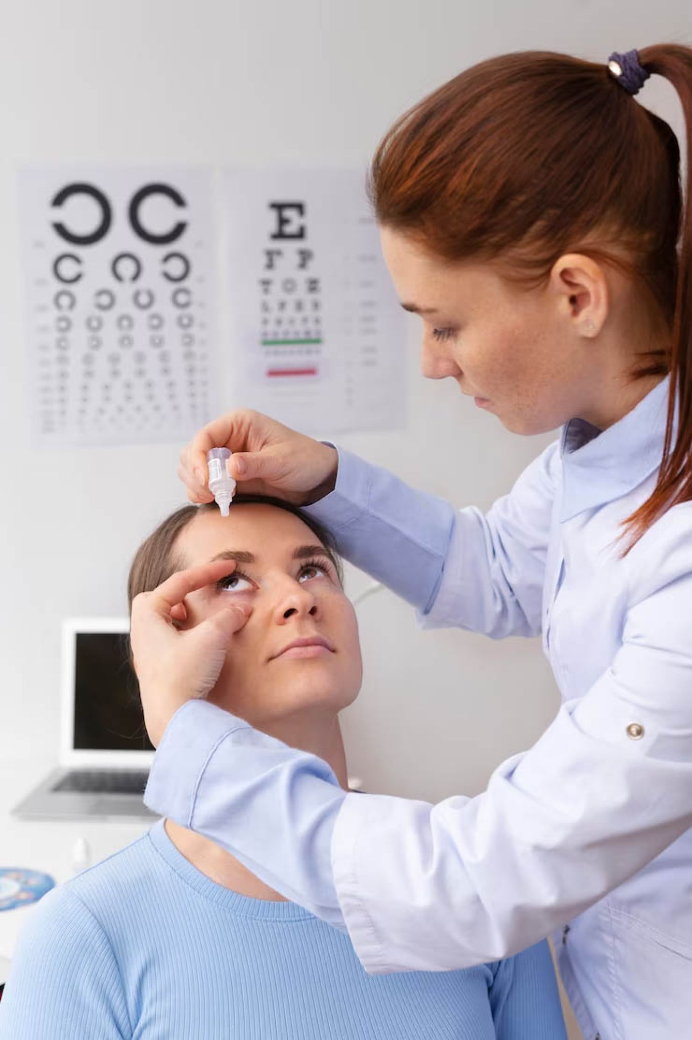 doctor testing patient eyesight 23 2149230013 copia 7987a275