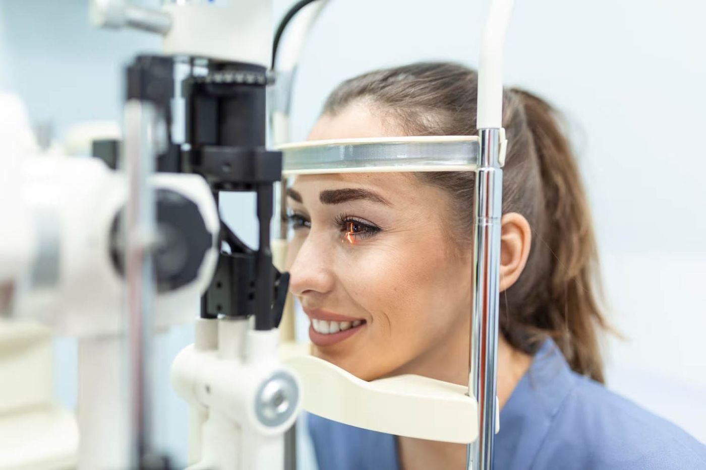 eye doctor with female patient during examination modern clinic ophthalmologist is using special medical equipment eye health 657921 165 copia 97a660b7